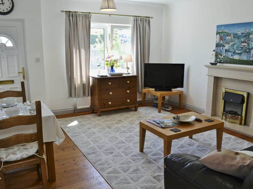 Welcoming living/dining room | Little Tamarisk, Padstow