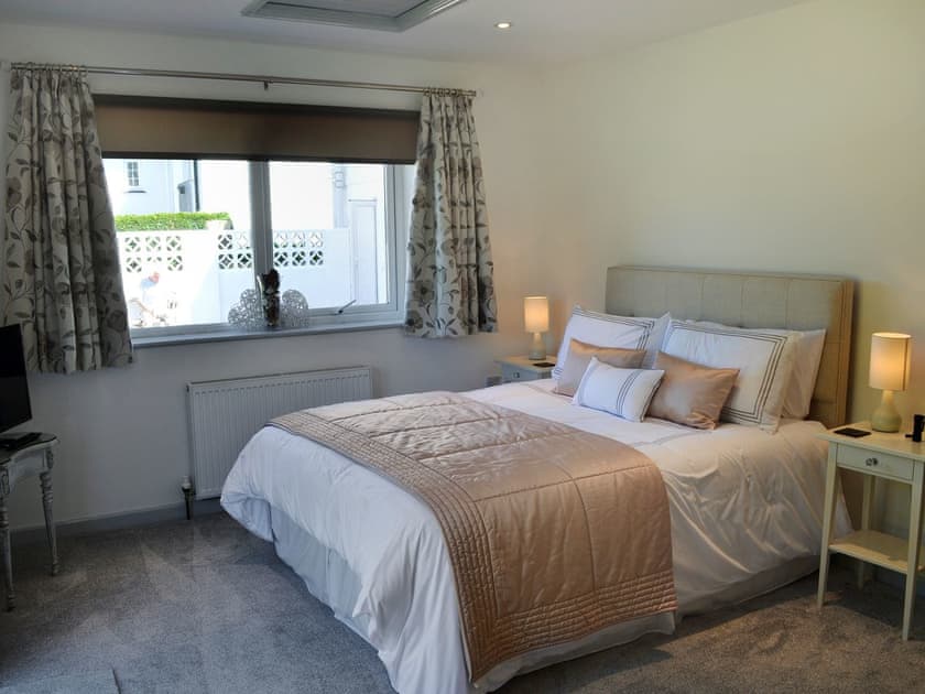 Charming double bedroom with kingsize bed | Little Tamarisk, Padstow