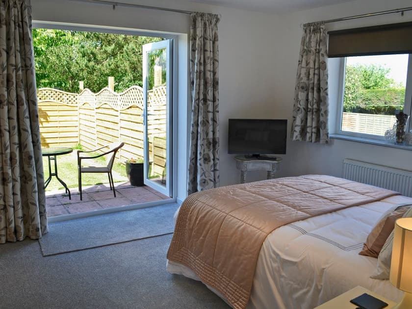Charming double bedroom with kingsize bed | Little Tamarisk, Padstow