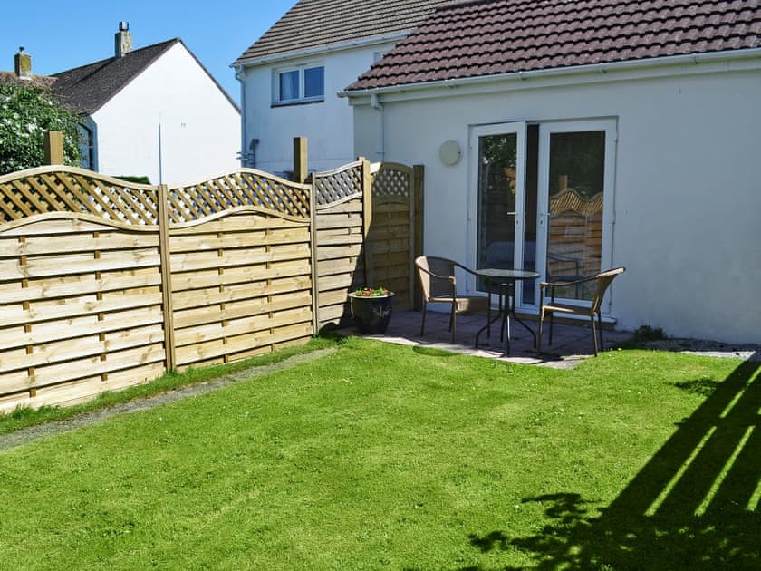 Small, enclosed lawned garden  | Little Tamarisk, Padstow