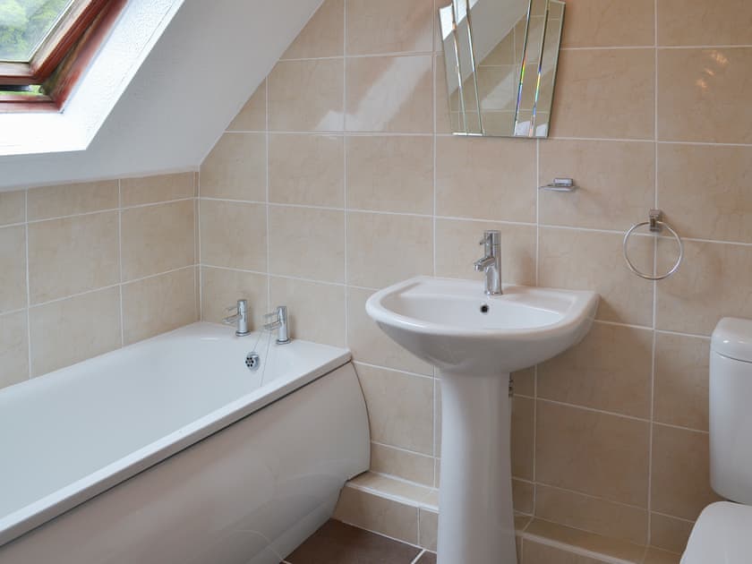Bathroom | Lakeview - Rosecraddoc Manor, Near Liskeard