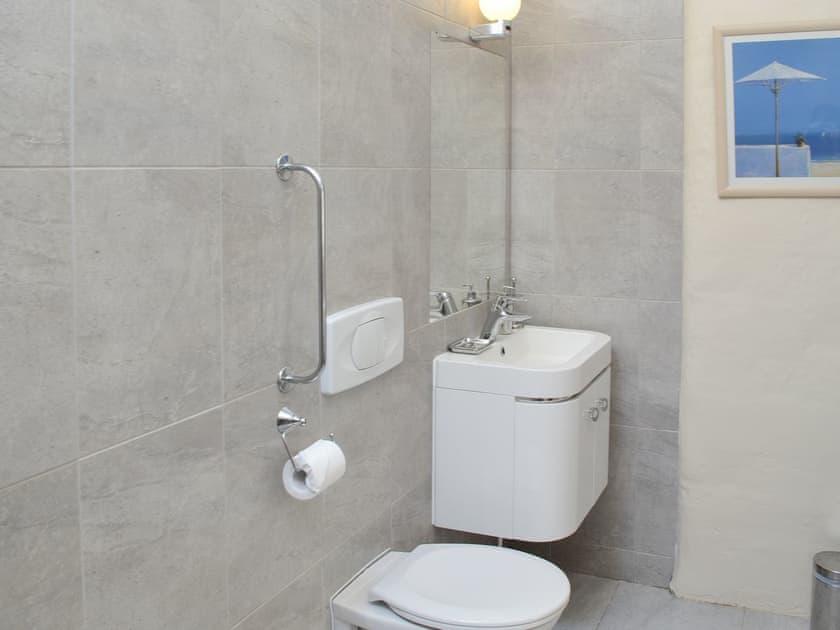 En-suite | Stable Cottage - Peregrine Hall Cottages, Lostwithiel