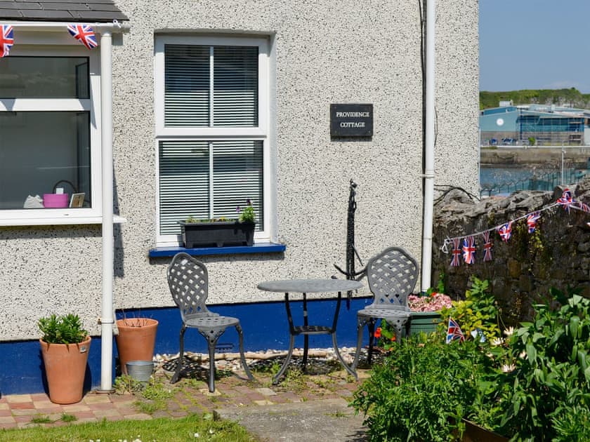 Sitting-out area with garden furniture  | Providence Cottage, Turnchapel, near Plymouth