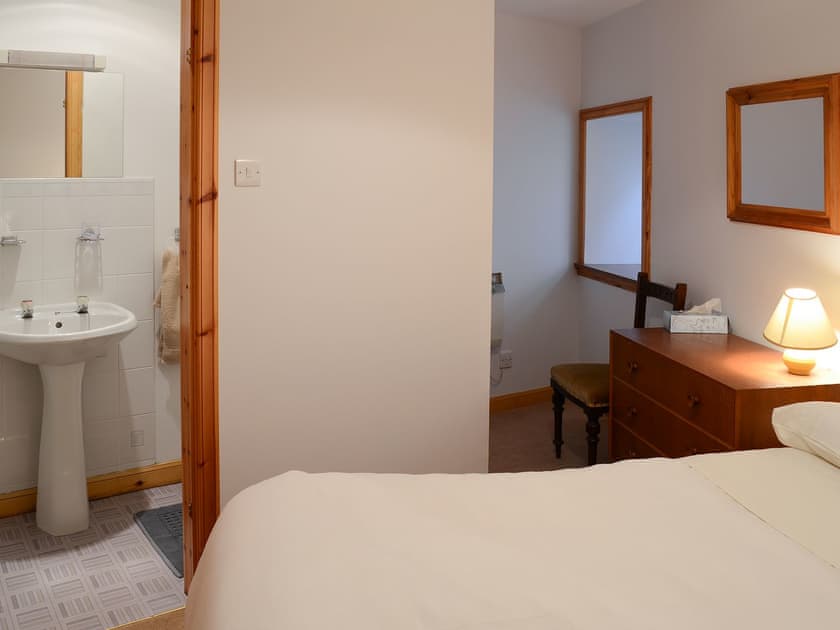 Double bedroom with en-suite shower room | Watermill Cottages - Watermill Cottages, John O’ Groats