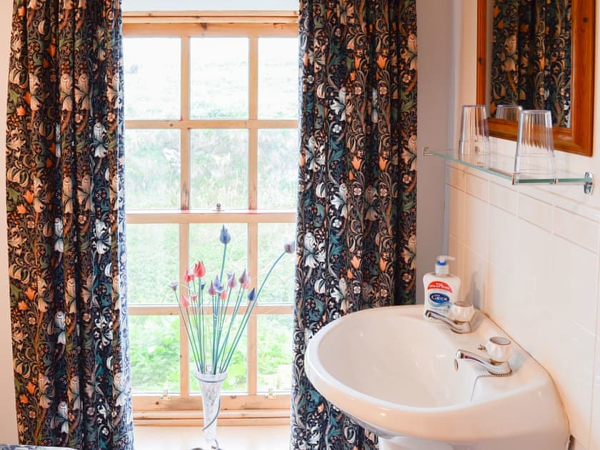 Double bedroom with vanity unit | Watermill Cottages - Watermill Cottages, John O’ Groats