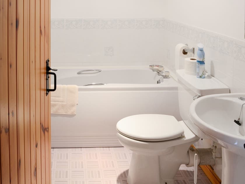 Bathroom with wc | Watermill Cottages - Watermill Cottages, John O’ Groats