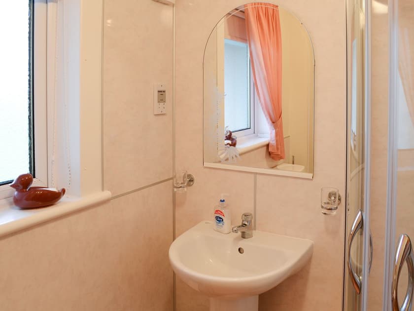 Shower room with shower cubicle and wc | John O’ Groats - Horseman’s Cottage - Watermill Cottages, John O’ Groats