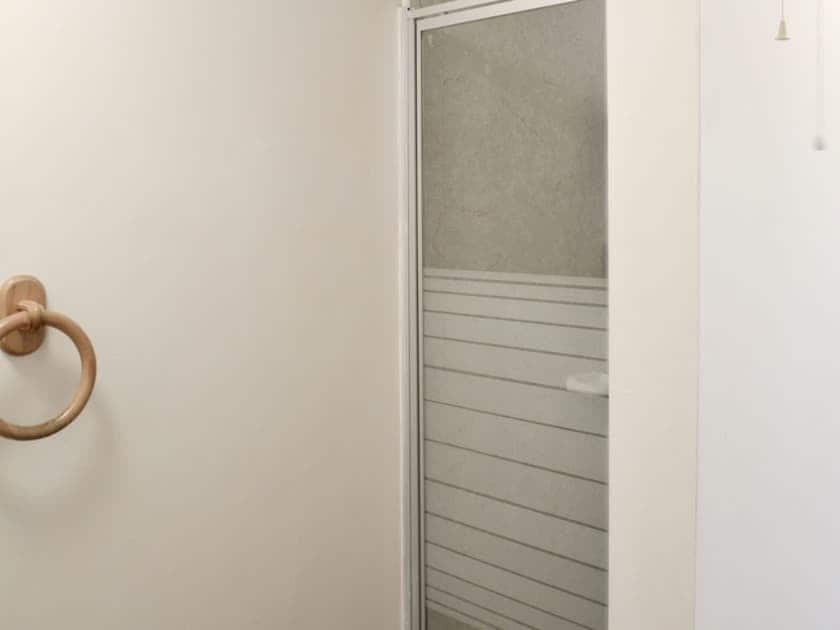 Shower room with cubicle and toilet | Huccaby Tor - Devon Palms, Maidencombe, near Torquay