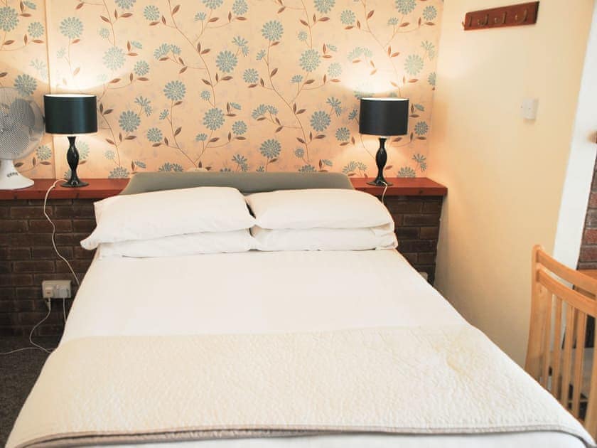 Relaxing double bed in bedroom area | Ottery Tor - Devon Palms, Maidencombe, near Torquay