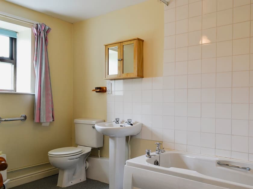 En-suite bathroom | Halford Big Barn, Craven Arms