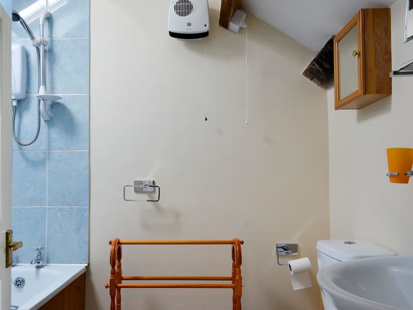 En-suite bathroom | Halford Big Barn, Craven Arms
