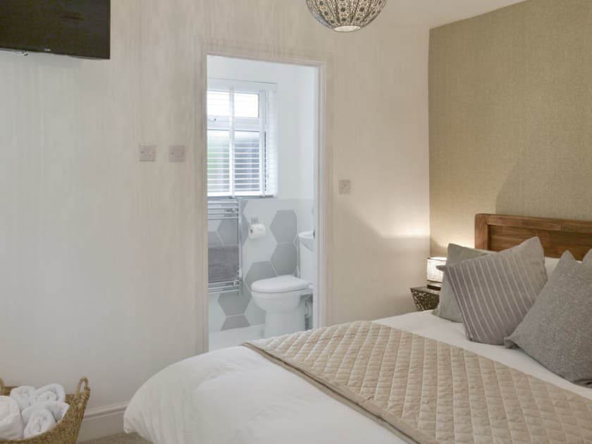 Restful double bedroom with en-suite facilities | Wood View - Mount Pleasant Cottages, Mount, near Bodmin