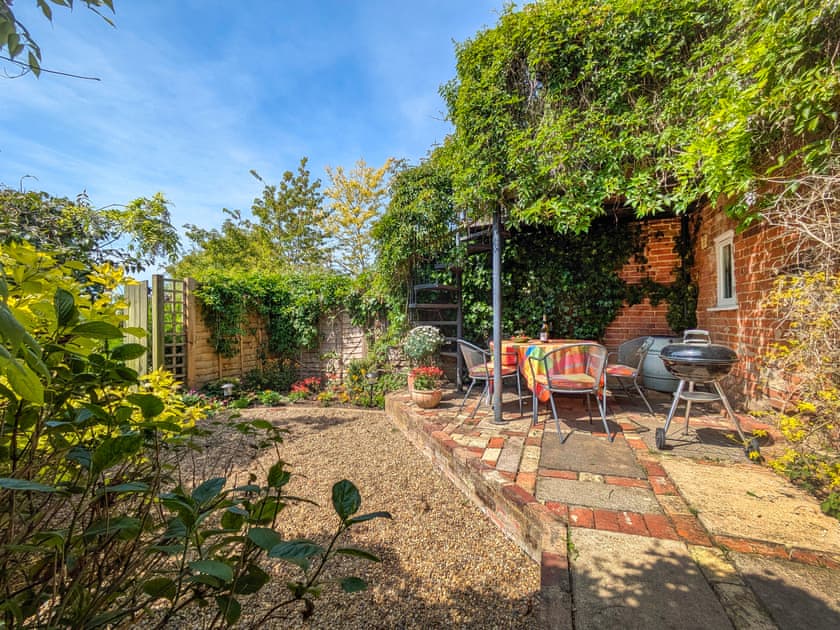 Enclosed Garden Area | Dove Cottage - Wissett Place Cottages, Halesworth
