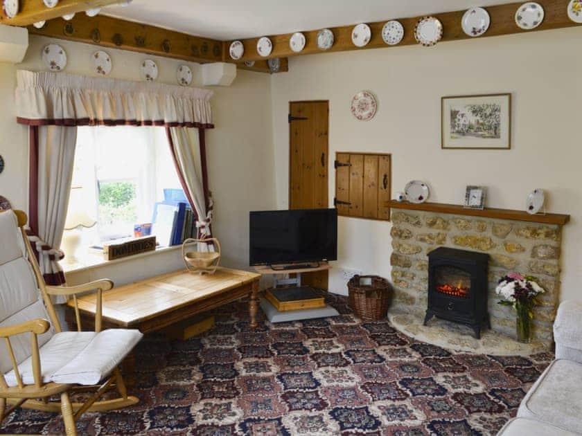 Cosy living and dining room | Little Thatch, Netherbury, near Beaminster