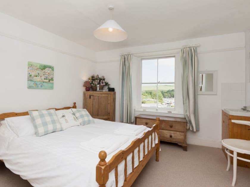 Bedroom with kingsize bed | Church Street 17, Salcombe
