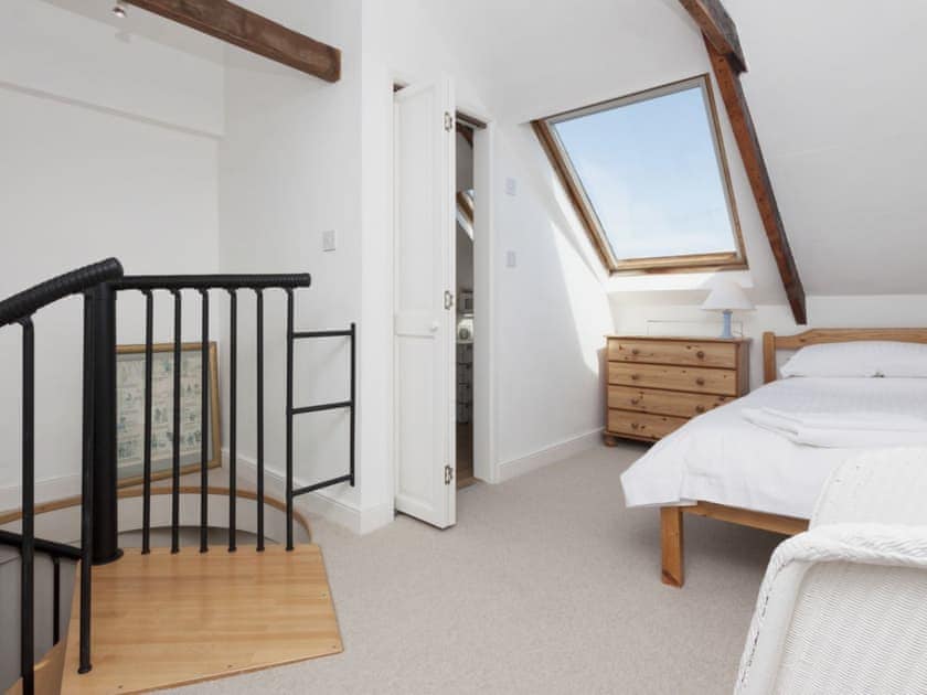 Loft room with twin beds and en-suite | Church Street 17, Salcombe