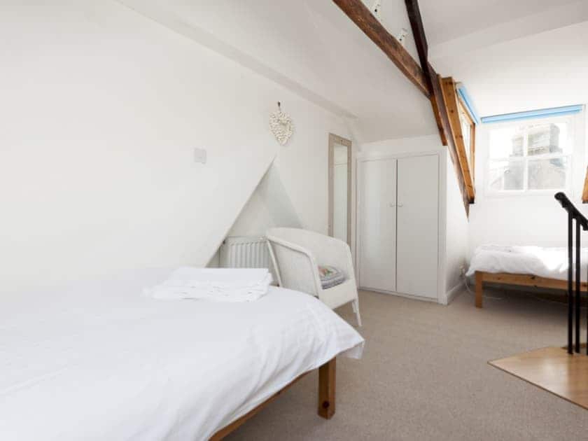 Loft room with twin beds and en-suite | Church Street 17, Salcombe