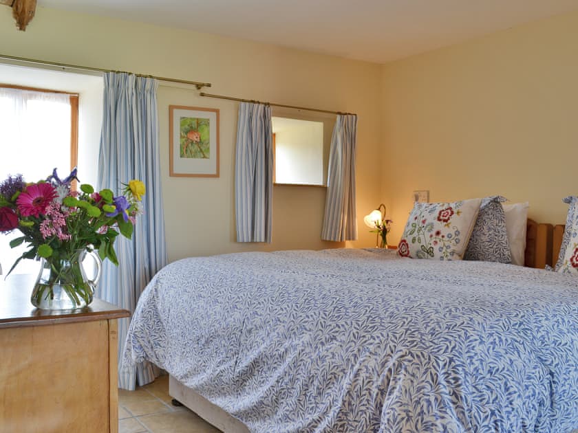 Super kingsize or twin bedroom depending on configuration | The Old Farmhouse, Grindon near Haydon Bridge