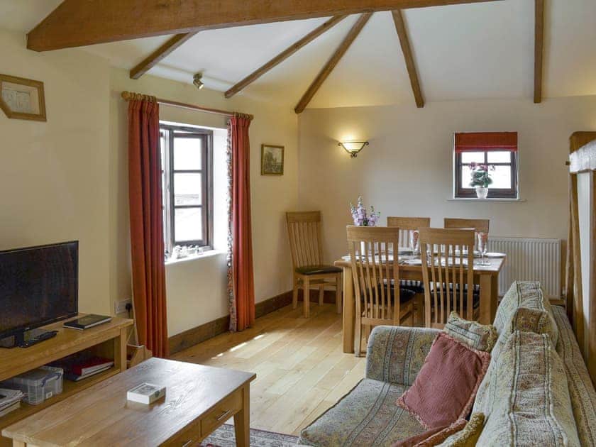 Spacious living and dining area | Henwood - Drayton Farm Barns, East Meon, Petersfield