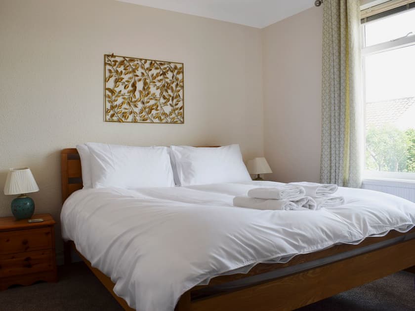 Bedroom with kingsize bed | Kannier Cottage, St Monans, near Anstruther