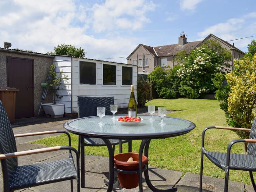 Large enclosed lawned garden with patio and garden furniture | Kannier Cottage, St Monans, near Anstruther