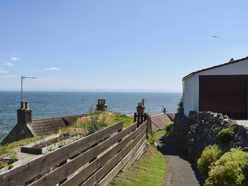 Path to the harbour and beach | Kannier Cottage, St Monans, near Anstruther