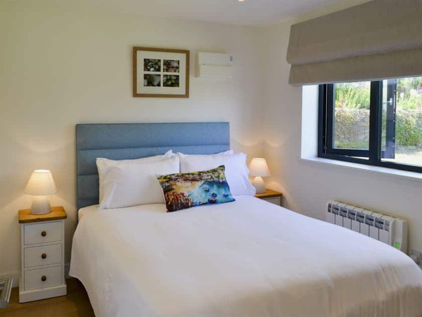 Comfy bedroom with kingsize bed | Bosun’s, Port Isaac, near Wadebridge