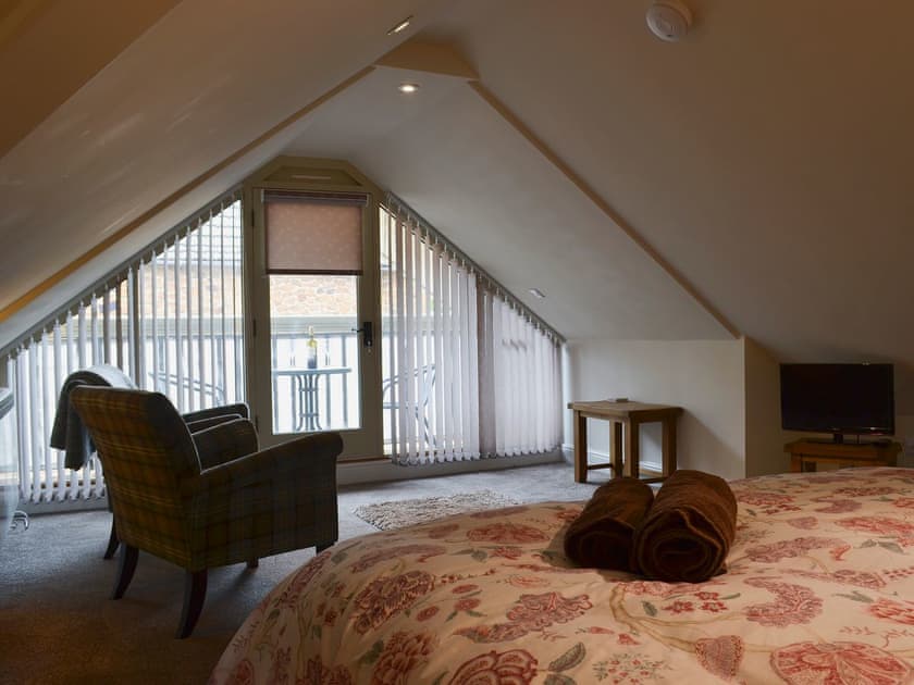 Spacious, galleried double bedroom | The Hayloft - Chestney House & The Hayloft, Hunstanton