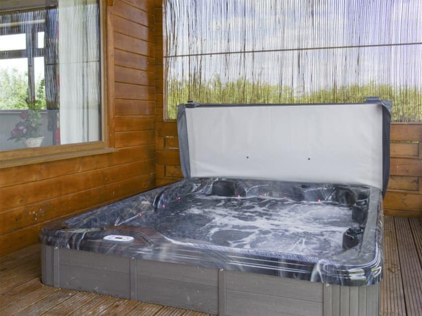 Luxurious sunken hot tub on veranda | Bramble Lodge - Faulkers Lakes, Burgh le Marsh, near Skegness