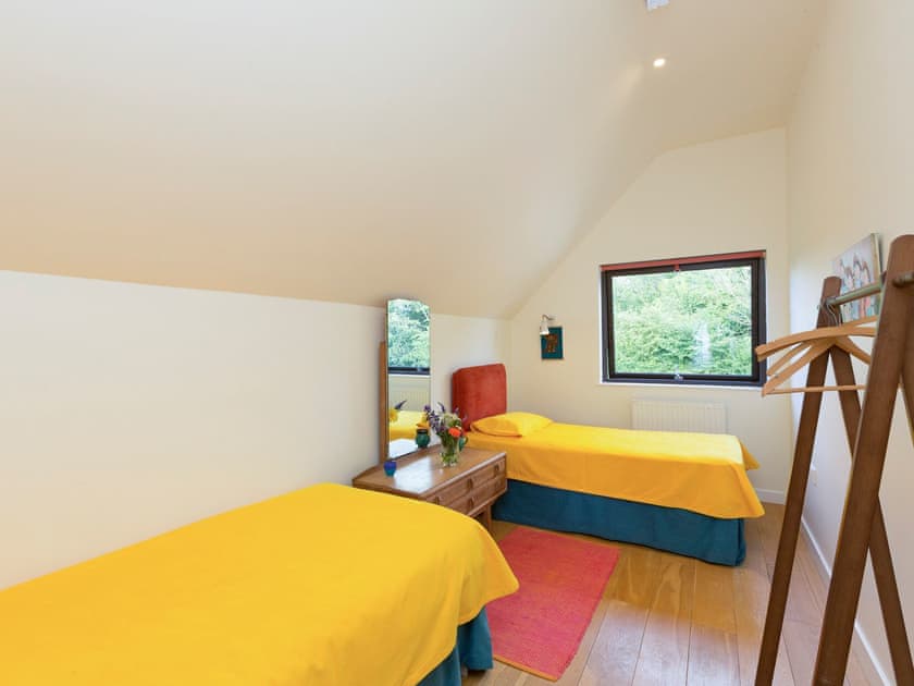 Light and airy twin bedroom | Canal Central, Maesbury Marsh, near Oswestry