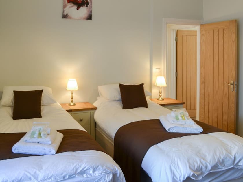 Twin bedroom with zip-and-link beds which can convert to a super kingsize | Rosetta ApartmentsOcean Mist, Newquay
