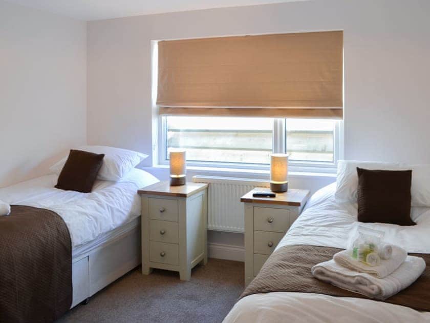 Cosy twin bedded room | Rosetta ApartmentsOcean Mist, Newquay