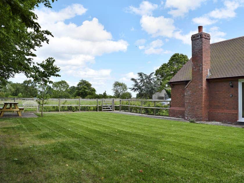 Peaceful enclosed garden  | Hornbeam Cottage, Malvern