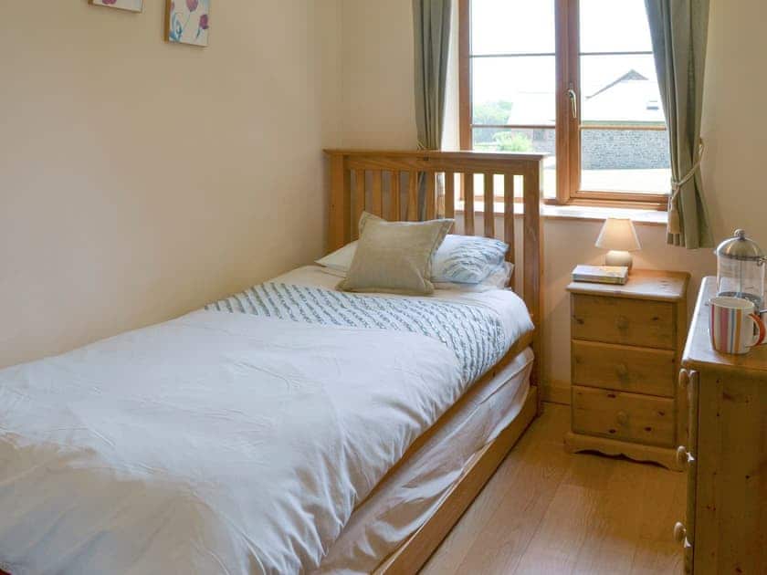 Peaceful single bedroom | Tarka’s Holt Log Cabin - Stowford Lodge Holiday Cottages, Langtree, near Great Torrington