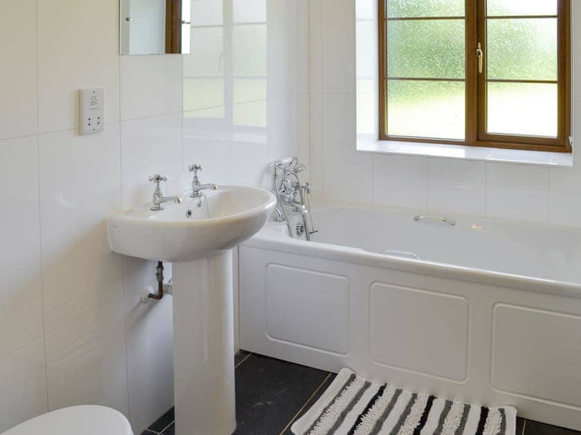 Light and airy bathroom | Tarka’s Holt Log Cabin - Stowford Lodge Holiday Cottages, Langtree, near Great Torrington