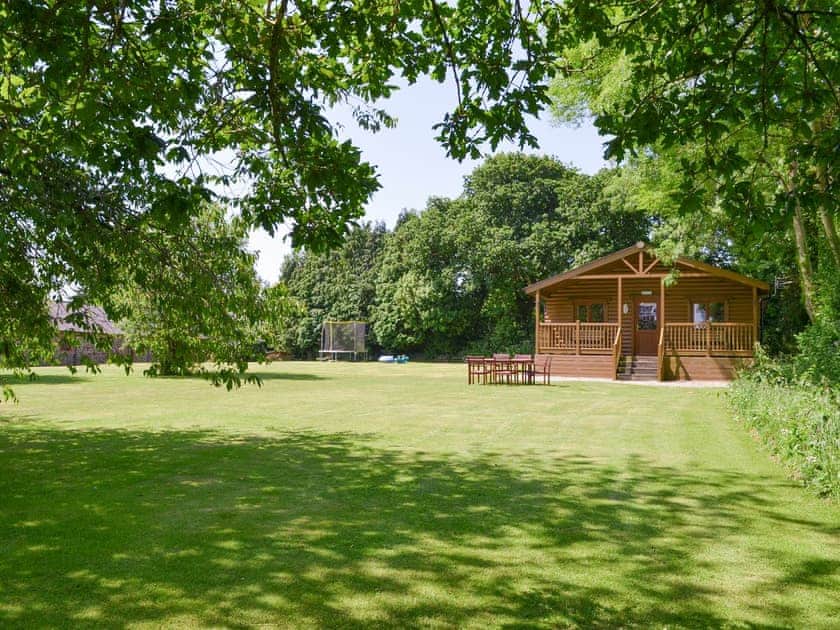 Idyllic holiday home | Tarka’s Holt Log Cabin - Stowford Lodge Holiday Cottages, Langtree, near Great Torrington