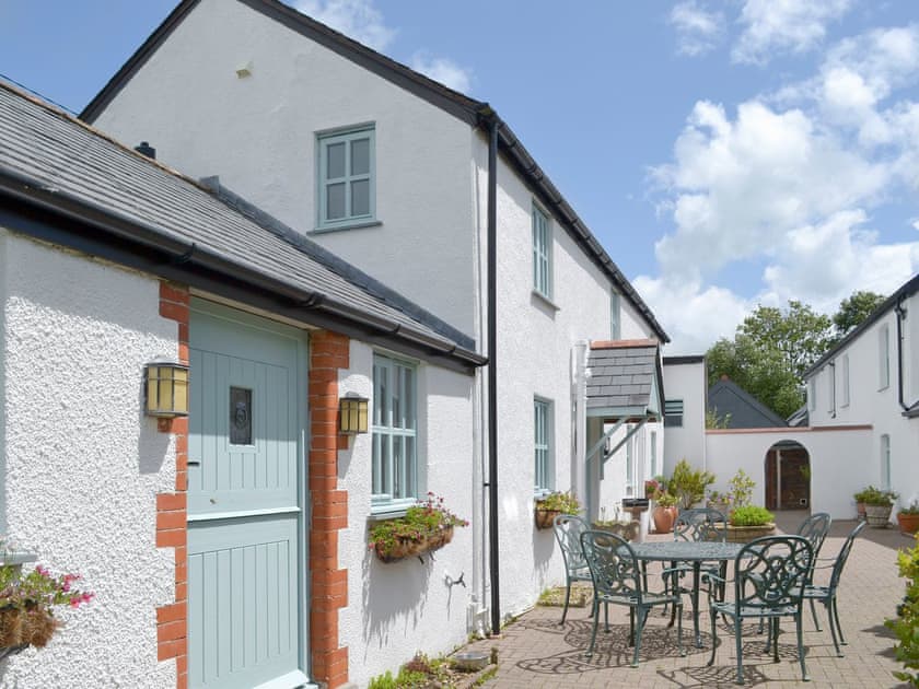 Outstanding holiday home | Barfield’s Cherry Tree Cottage, Canworthy Water, near Crackington Haven