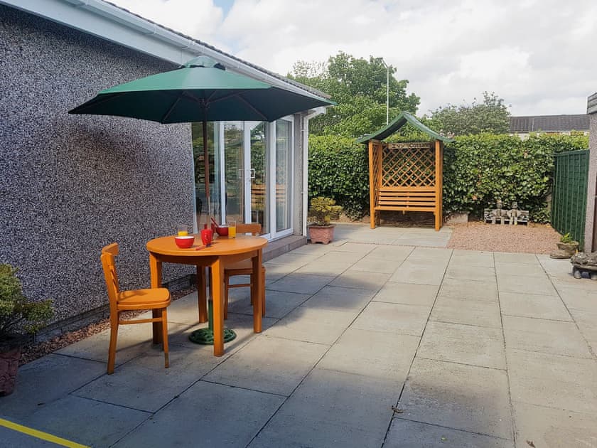  Enclosed courtyard with patio and garden furniture | Ivy Cottage, Montrose