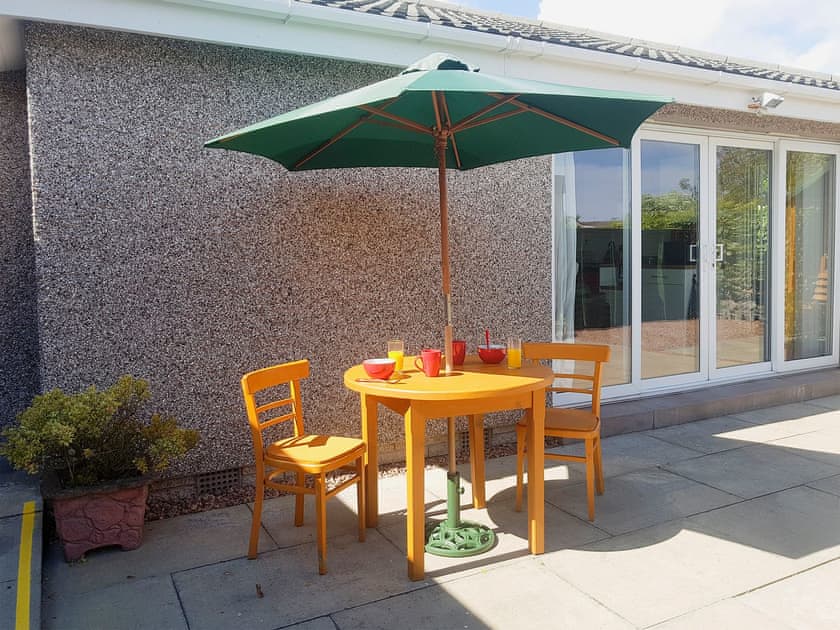  Enclosed courtyard with patio and garden furniture | Ivy Cottage, Montrose
