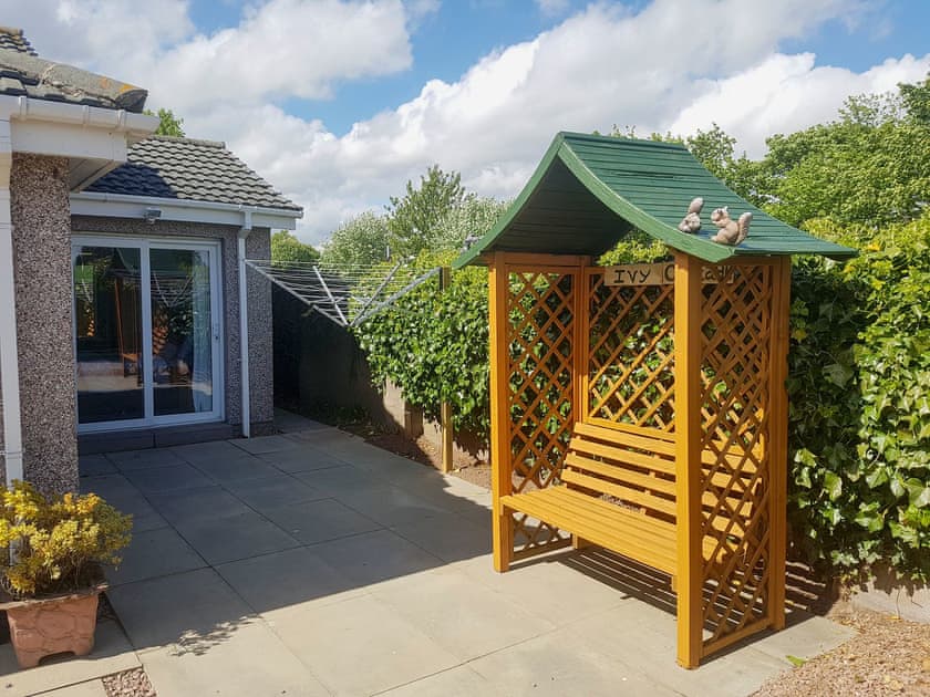  Enclosed courtyard with patio and garden furniture | Ivy Cottage, Montrose
