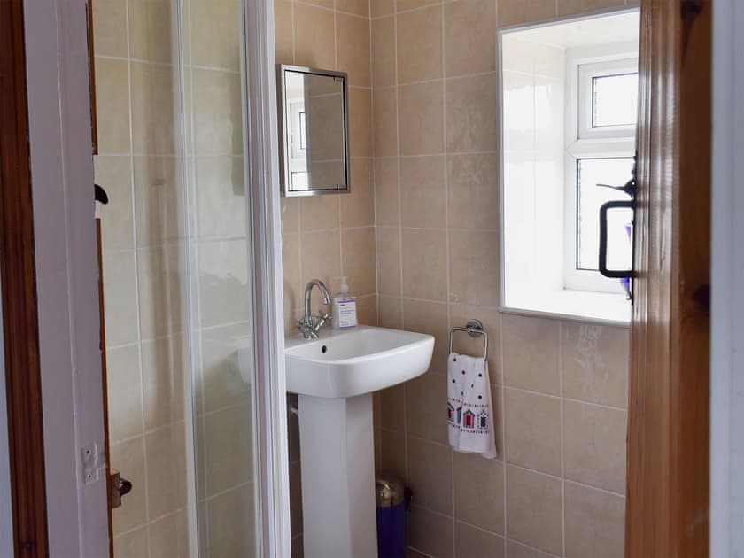 Shower room | Sea Breeze Cottage, Cowbar, near Staithes