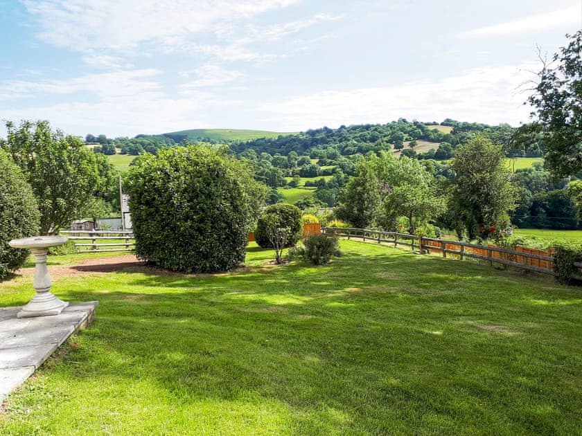  Enclosed lawned garden with garden furniture and gas BBQ | Tegfan, Llangenny, near Crickhowell