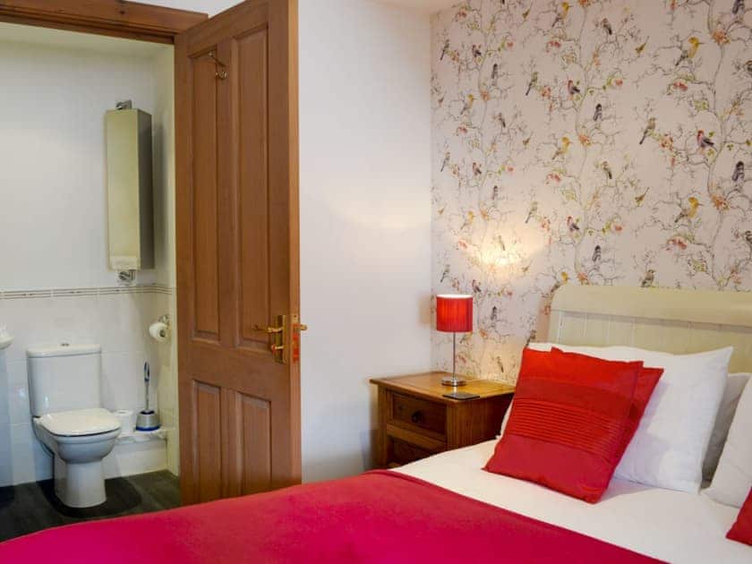 Double bedroom with en-suite | Coire Cas - Allt Mor Cottages, Aviemore