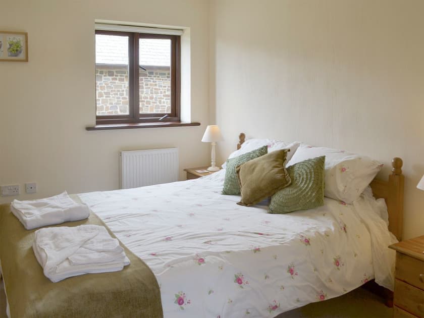 Relaxing master bedroom | Cider Barn - Burracott Farm, Poundstock, Bude