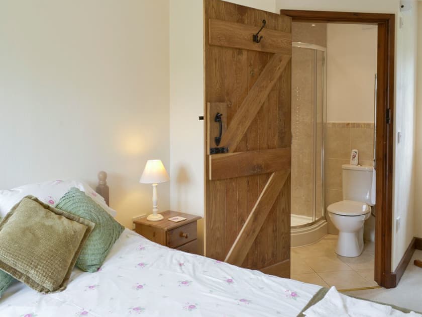Master bedroom with en-suite | Cider Barn - Burracott Farm, Poundstock, Bude