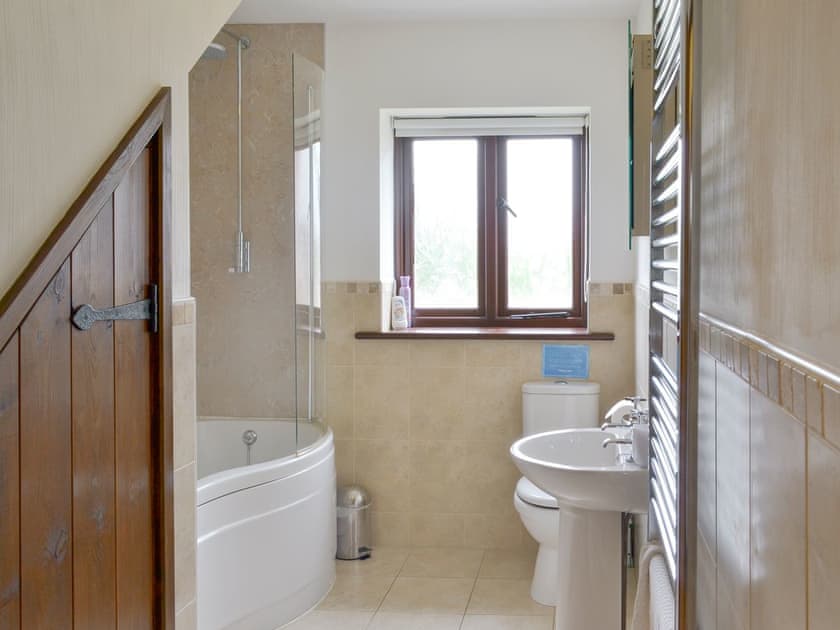 Family bathroom with shower over bath | Cider Barn - Burracott Farm, Poundstock, Bude