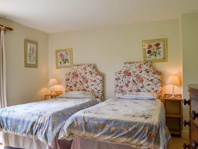 Cosy twin bedroom | Sunnybank, Newton St Margarets