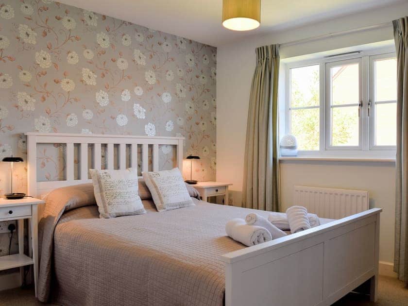 Comfortable double bedroom | Riverside Cottage, Evesham