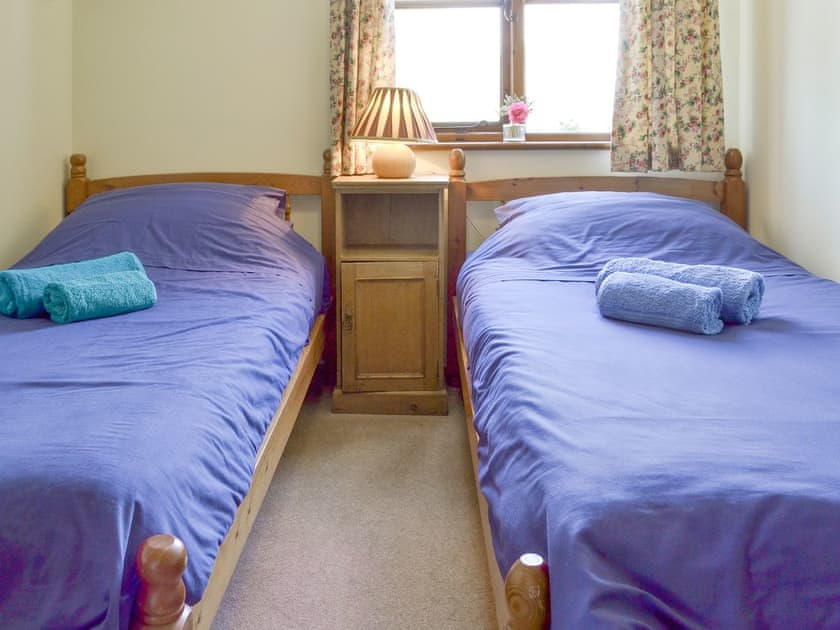 Relaxing twin bedroom | Chessons FarmStable Cottage, Wadhurst, near Tunbridge Wells