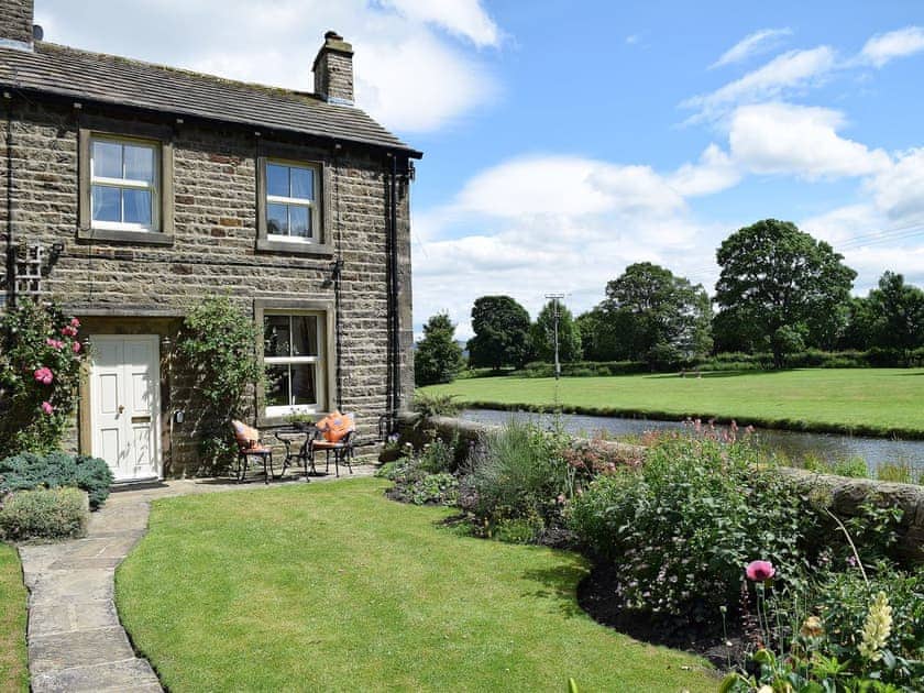 Lovely end terrace holiday home | River View Cottage, Gargrave, near Skipton